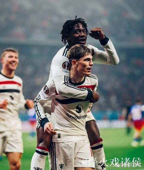 足坛12月转会风云：梅努留守曼联，皇马巴黎竞购受挫